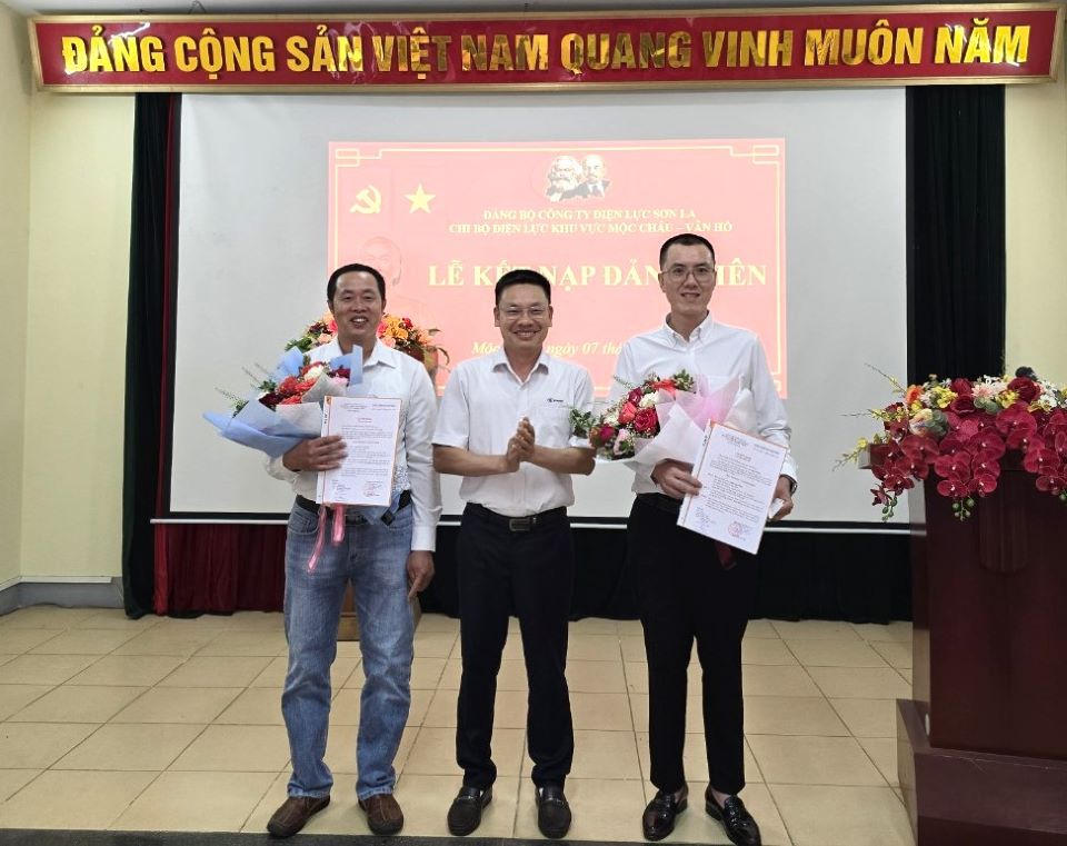 Chi bộ Điện lực khu vực Mộc Châu – Vân Hồ kết nạp đảng viên